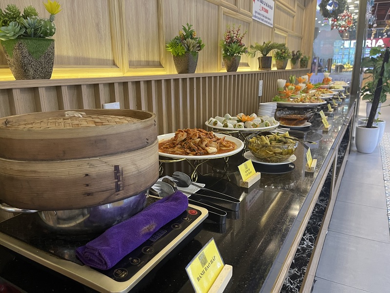 Thưởng thức buffet hải sản Hạ Long tươi ngon tại Vincom Plaza.