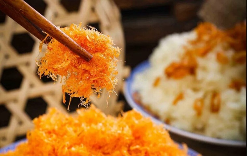 Ruốc tôm khô là món đặc sản Hạ Long nổi bật được nhiều du khách tìm mua.