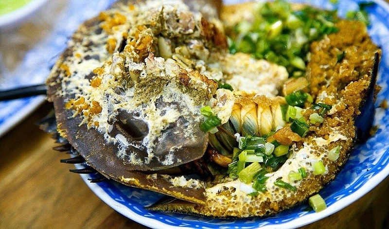 Đặc sản Hạ Long nổi bật với món sam biển nướng.