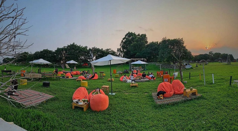 Bãi đá sông Hồng là địa điểm lý tưởng cho gia đình bạn có một buổi picnic thật ấm áp.