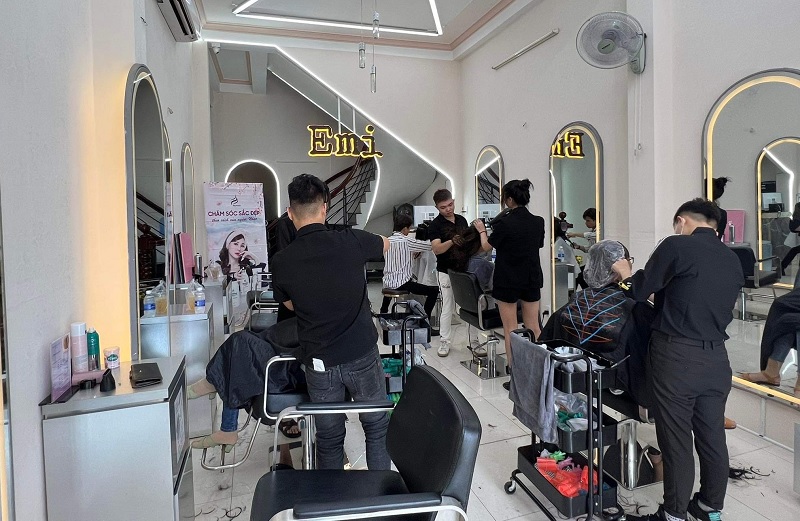 Emi nằm trong top các salon tóc Cần Thơ uy tín, chất lượng.