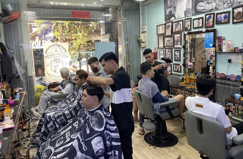 Nguyễn Minh Barber Shop là địa chỉ salon tóc Cần Thơ phù hợp cho giới trẻ.