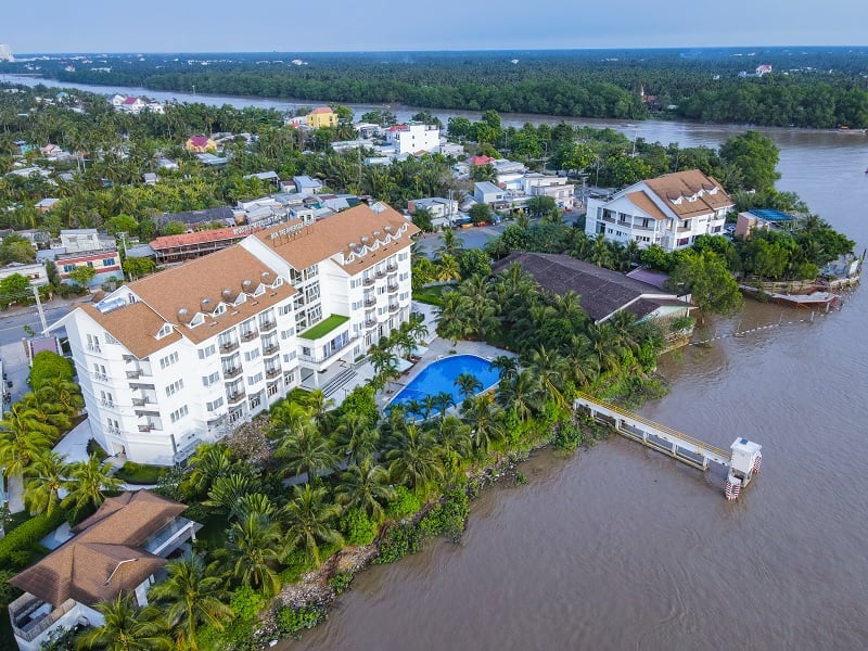 Bến Tre Riverside Resort nằm cạnh dòng sông Hàm Luông, là resort Bến Tre có view sông nước tuyệt đẹp.