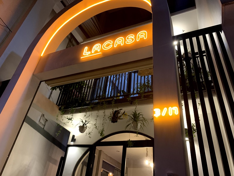 Địa chỉ Lacasa homestay Huế tại: 17 đường Trần Phú, phường An Cựu, thành phố Huế, tỉnh Thừa Thiên Huế.